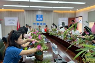 阿贾克斯赴客场踢6分钟补赛，为250名随队球迷报销旅费并赠送围巾